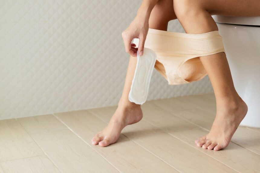 tuvalette kadın pedi ve külodu