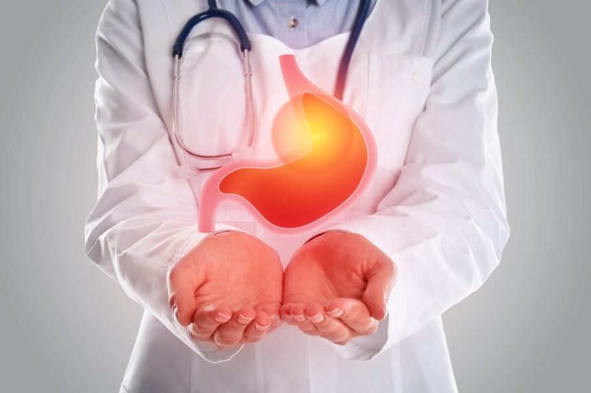 elinde reflüyü tanıtmak amacıyla mide gösteren doktor