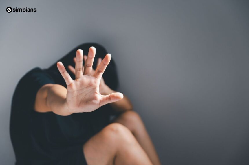 yerde oturan ve elini kaldıran bir kişi