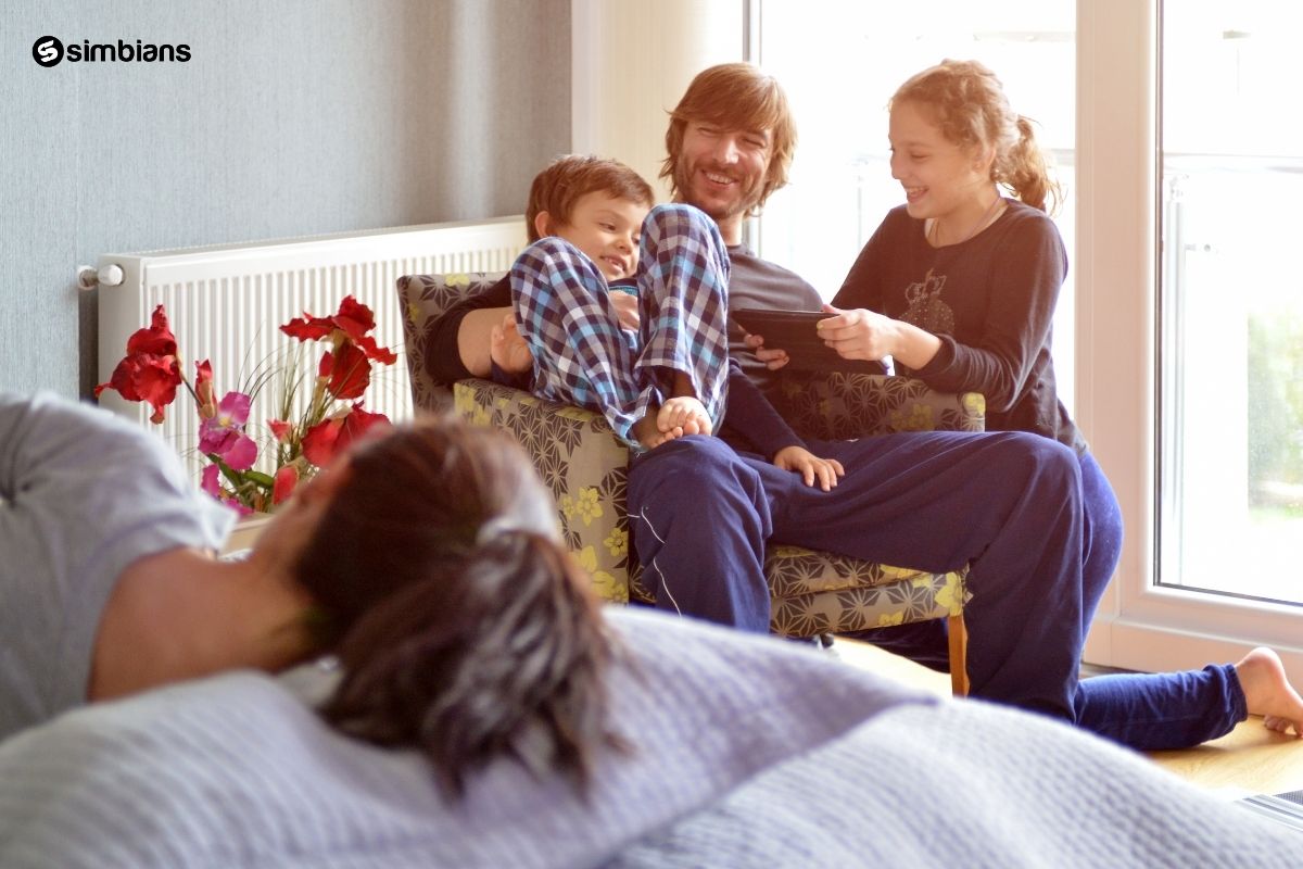 Çocukları ile eğlenen aile